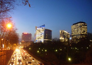 Brysselin lasisempi, neonvaloisempi ja autoisempi puoli