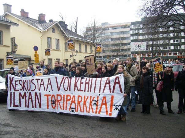 Toriparkkia vastustettiin suurmielenosoituksessa jo maaliskuussa 2009.